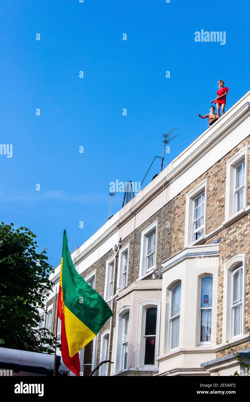 Freunde tanzen auf dem Dach über dem Channel One Soundsystem im Notting Hill Carnival, London Stockfoto