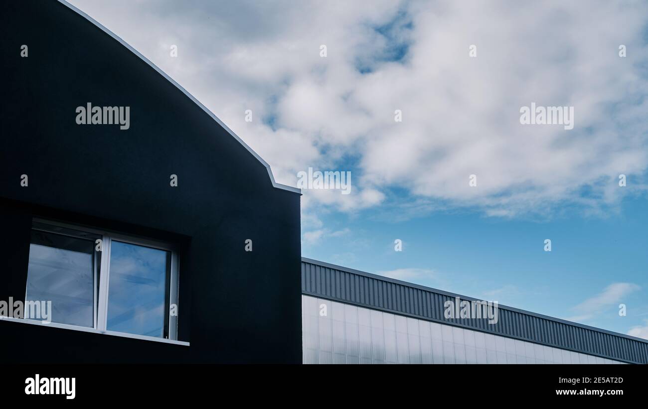 Industrielager unter einem schönen blauen Himmel. Stockfoto