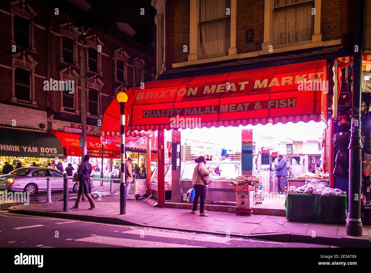 Brixton Fleischmarkt Verkauf Halal Fleisch an der Atlantic Road Nacht Stockfoto
