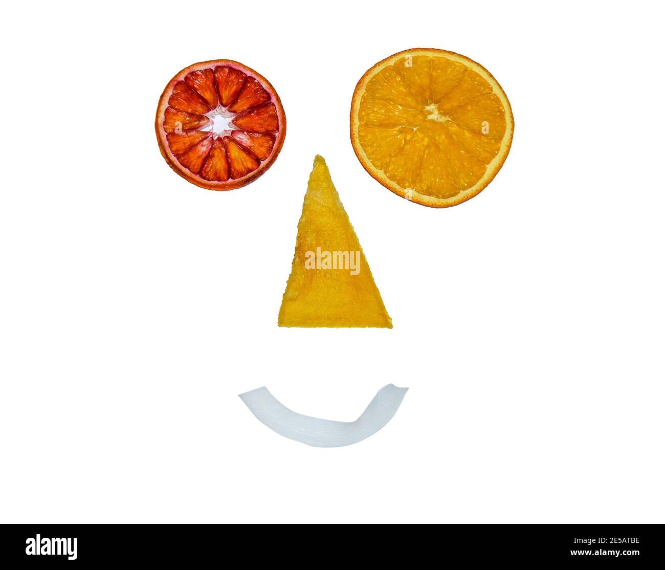 Lustiges Lächeln Gesicht aus getrockneten Früchten auf weißem Papier Hintergrund Stockfoto