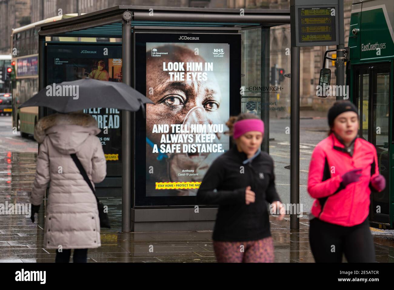 Edinburgh, Schottland, Großbritannien. 27. Januar 2021. Mitglieder der Öffentlichkeit gehen heute an der neuen Regierung vorbei Covid-19 Gesundheitswarnplakate auf der Princes Street in Edinburgh. Iain Masterton/Alamy Live News Stockfoto