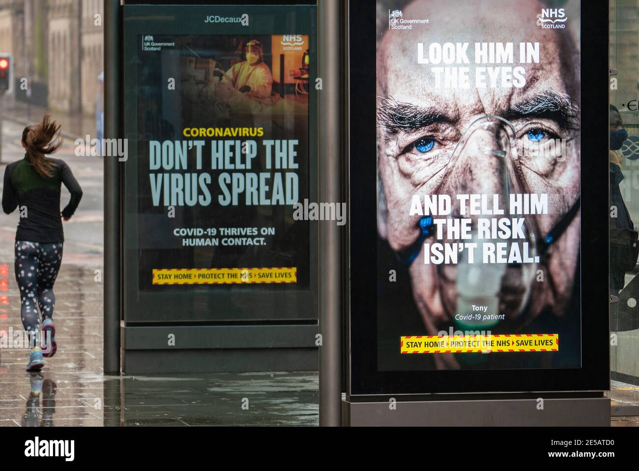 Edinburgh, Schottland, Großbritannien. 27. Januar 2021. Mitglieder der Öffentlichkeit gehen heute an der neuen Regierung vorbei Covid-19 Gesundheitswarnplakate auf der Princes Street in Edinburgh. Iain Masterton/Alamy Live News Stockfoto