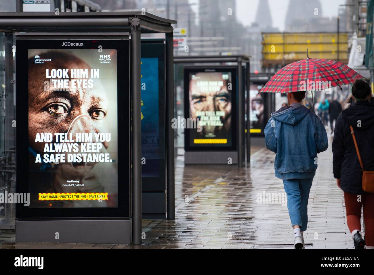 Edinburgh, Schottland, Großbritannien. 27. Januar 2021. Mitglieder der Öffentlichkeit gehen heute an der neuen Regierung vorbei Covid-19 Gesundheitswarnplakate auf der Princes Street in Edinburgh. Iain Masterton/Alamy Live News Stockfoto