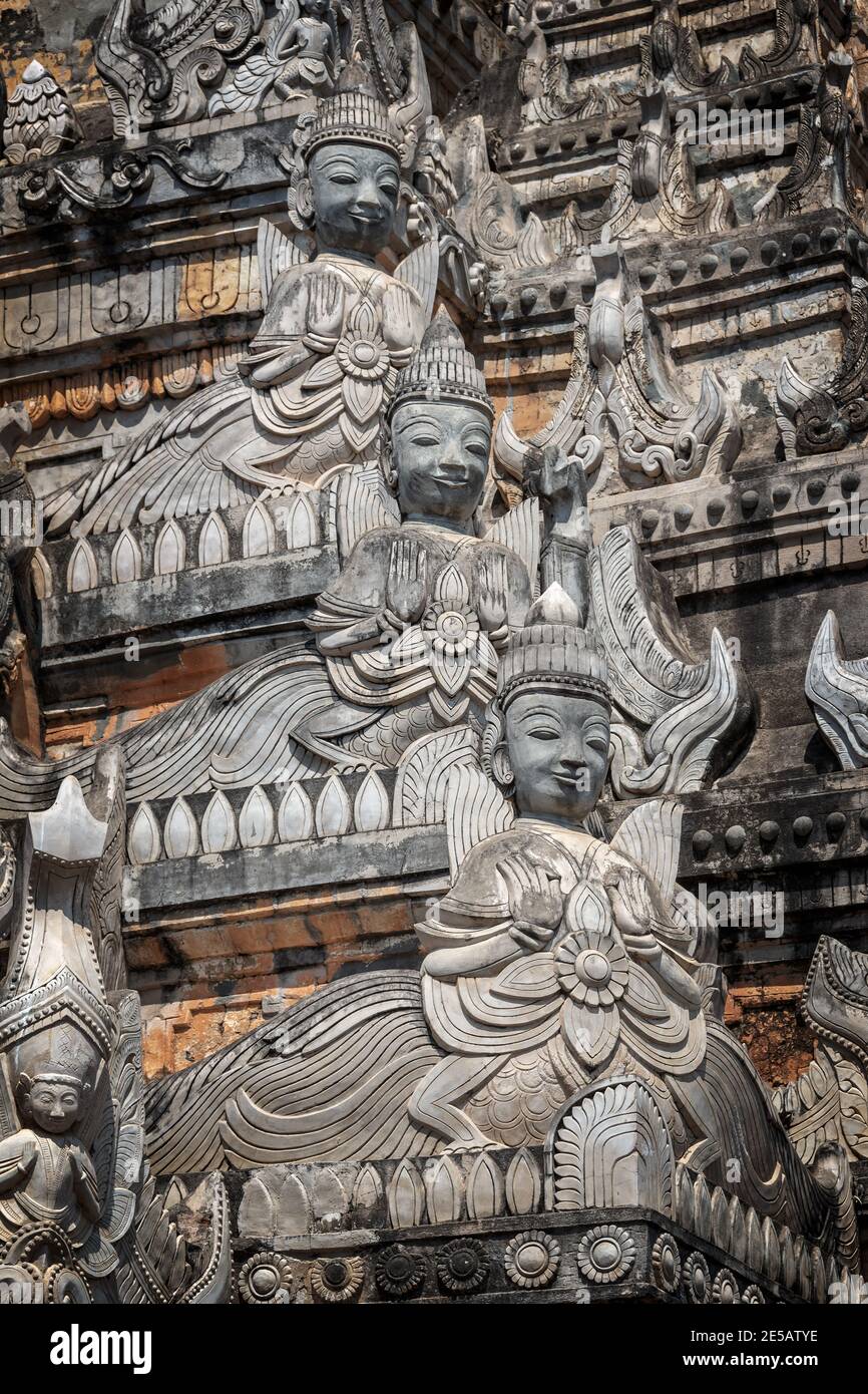 Detail einer Pagode mit Statuen von nats im buddhistischen Kloster Tharkhaung in Burma, Myanmar Stockfoto