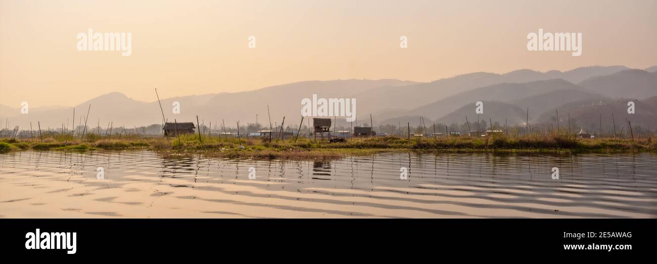 Panorama von schwimmenden Gärten auf Inle See bei Sonnenuntergang in Burma, Myanmar Stockfoto