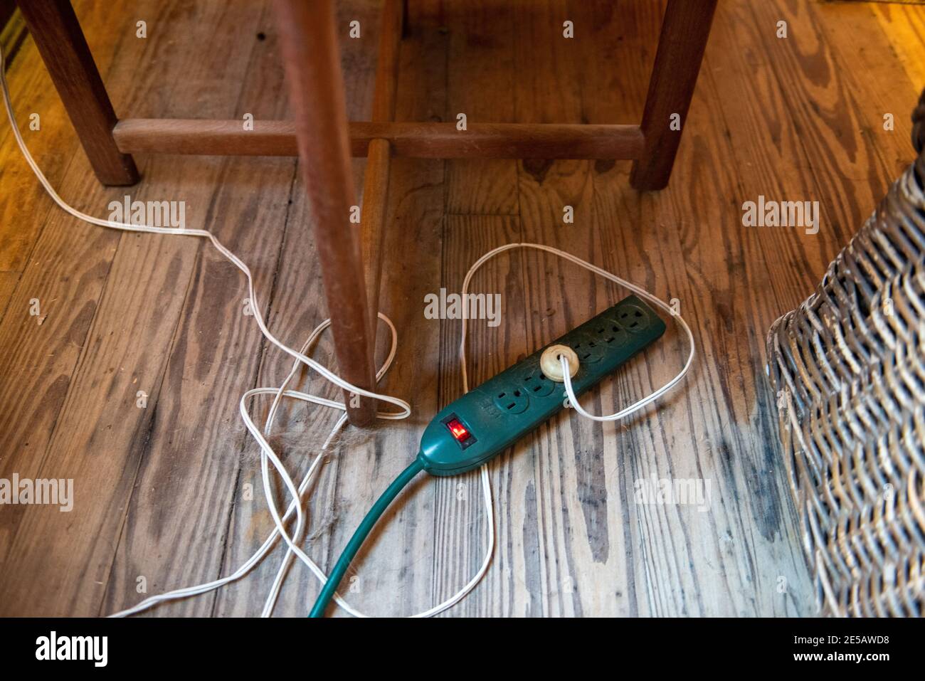 Ein Überspannungsschutz mit einem eingesteckten Kabel. Stockfoto