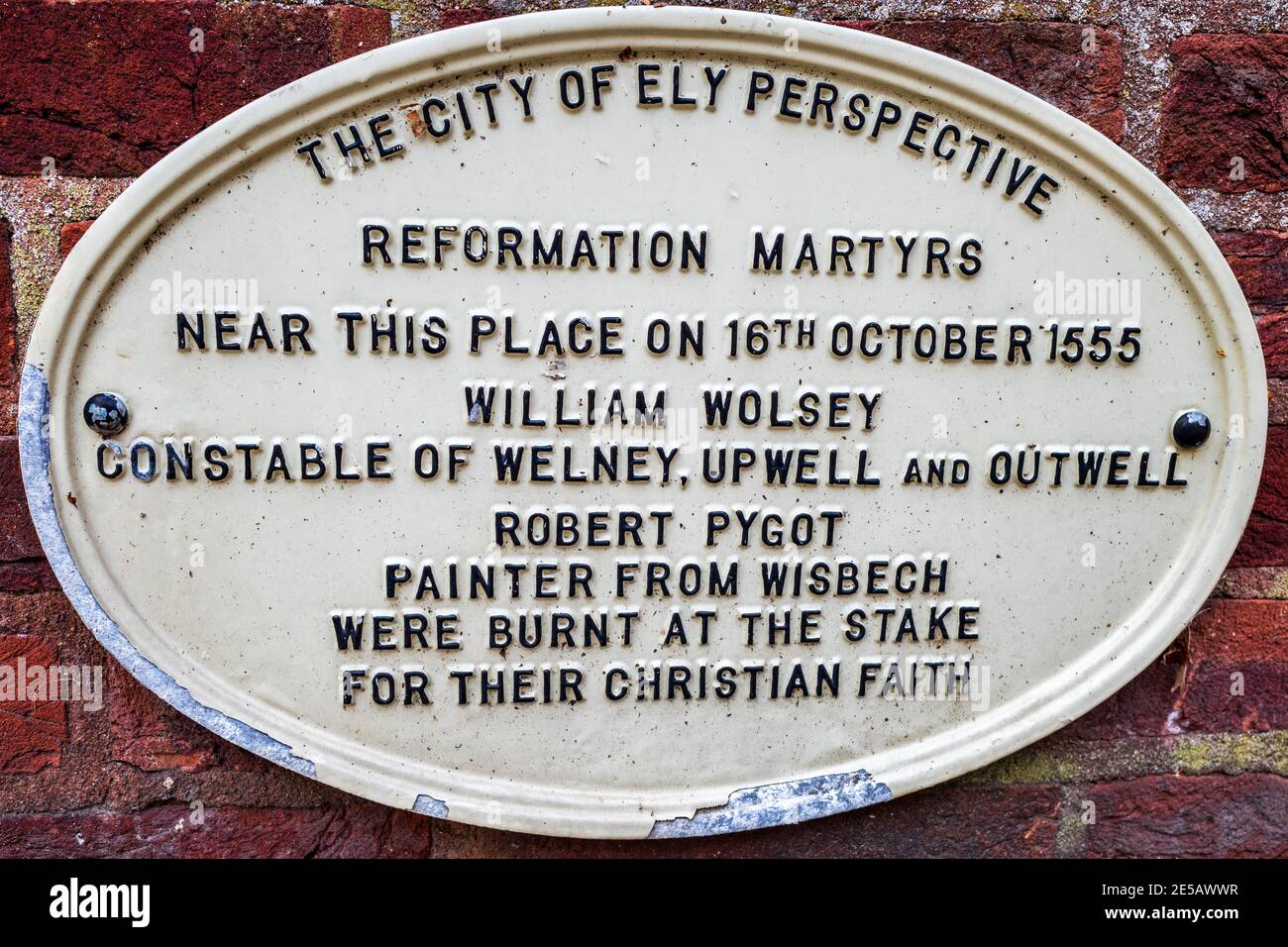 Ely-Gedenktafel an die Märtyrer der Reformation William Wolsey und Robert Pygot, die am 16. Oktober 1555 auf dem Scheiterhaufen in der Nähe der Ely-Kathedrale verbrannt wurden. Stockfoto