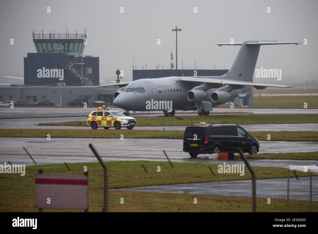 Glasgow, Schottland, Großbritannien. Januar 2021. Im Bild: Ein Flugzeug der Royal Air Force (RAF) BAe146, Flug NOH08 (reg ZE707) von RAF Northolt, dem strategischen Standort der RAF in London und Heimat von Squadron 32 (dem königlichen Geschwader), Landet aus einem unbekannten Grund am Glasgow International Airport am Tag vor der Ankunft des britischen Premierministers Boris Johnson zu seinem Besuch in Schottland. Quelle: Colin Fisher/Alamy Live News Stockfoto