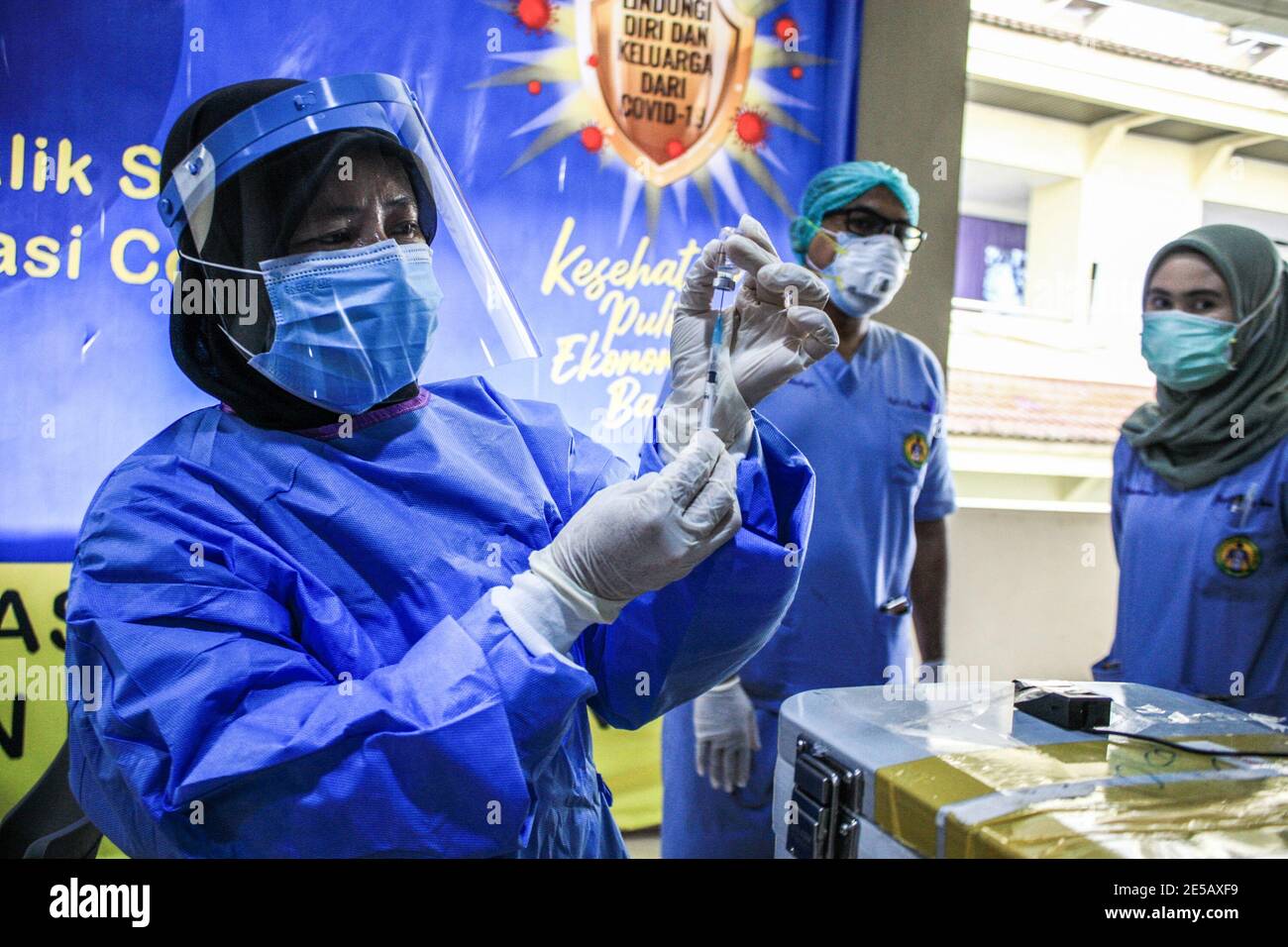 19. Januar 2021, Medan, Nord-Sumatera, Indonesien: Ein Gesundheitshelfer mit Schutzanzug hält eine Ampulle mit Covid-19-Coronavirus-Impfstoff, um es dem medizinischen Personal an vorderster Front im RS Adam Malik Krankenhaus in Medan zu verabreichen. (Bild: © Kartik Byma/SOPA Images via ZUMA Wire) Stockfoto