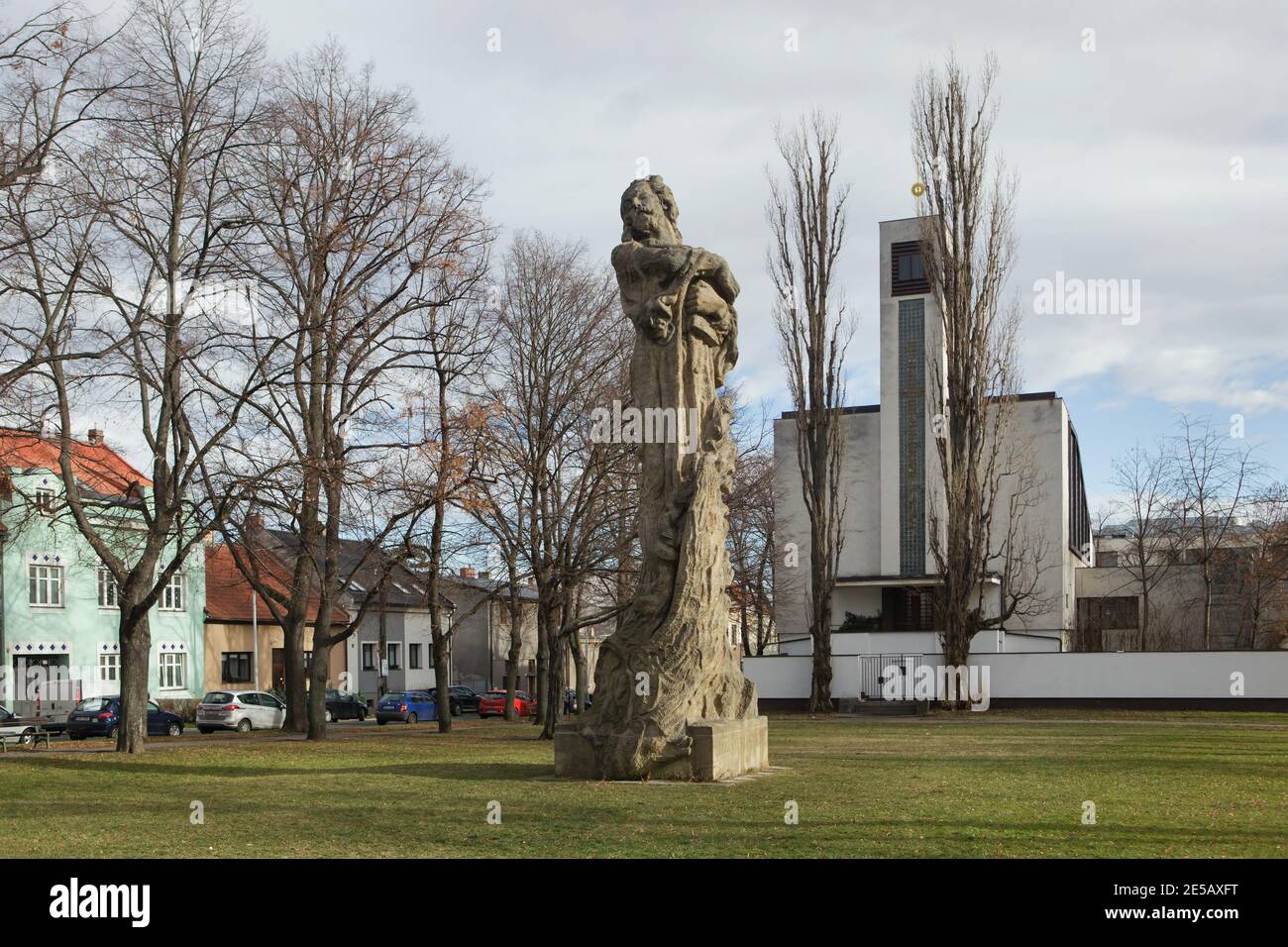 Denkmal für Jan Hus entworfen vom tschechischen Symbolisten Bildhauer František Bílek (1914) in Kolín in Mittelböhmen, Tschechische Republik. Im Hintergrund ist das Gemeindehaus der Tschechoslowakischen Hussitenkirche (Husův sbor) zu sehen, das vom tschechischen Architekten Vladimír Walenfels entworfen und 1932 fertiggestellt wurde. Stockfoto