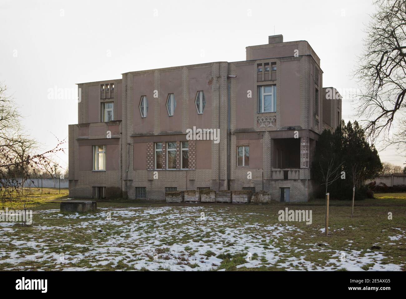 Benies Villa (Beniesova vila) in Lysá nad Labem in Mittelböhmen, Tschechische Republik. Von 1912 bis 1913 wurde das kubistische Haus des tschechischen Architekten Emil Králíček für die Familie des Zuckerfabrikanten Michael Benies gebaut. Stockfoto