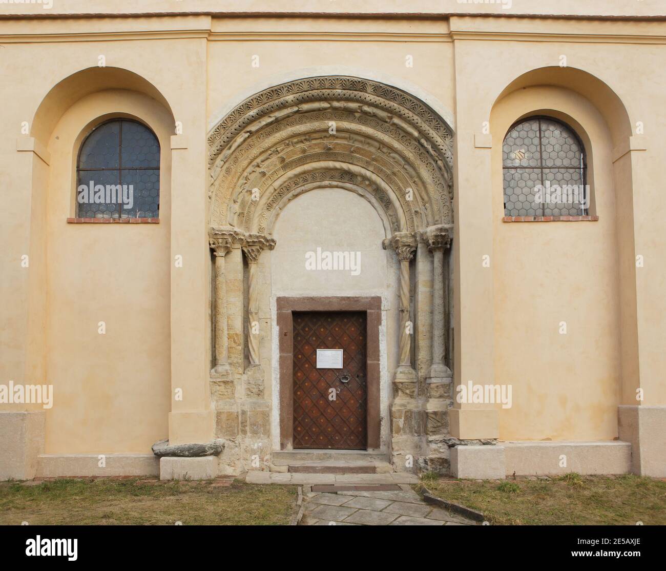 Romanisches Portal aus dem letzten Viertel des 12. Jahrhunderts an der Südfassade der Kirche des Heiligen Prokopius (Kostel svatého Prokopa) in Záboří nad Labem in Mittelböhmen, Tschechische Republik. Stockfoto