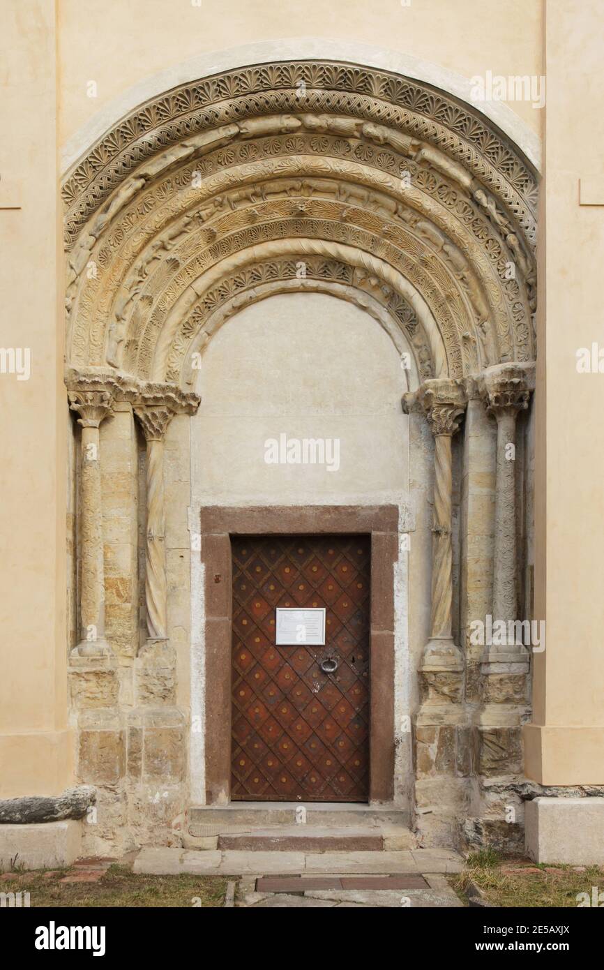 Romanisches Portal aus dem letzten Viertel des 12. Jahrhunderts an der Südfassade der Kirche des Heiligen Prokopius (Kostel svatého Prokopa) in Záboří nad Labem in Mittelböhmen, Tschechische Republik. Stockfoto