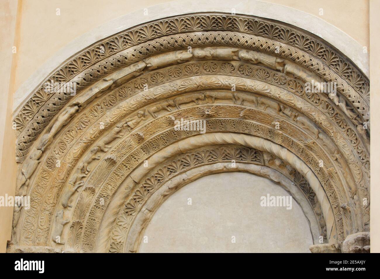 Romanisches Portal aus dem letzten Viertel des 12. Jahrhunderts an der Südfassade der Kirche des Heiligen Prokopius (Kostel svatého Prokopa) in Záboří nad Labem in Mittelböhmen, Tschechische Republik. Stockfoto