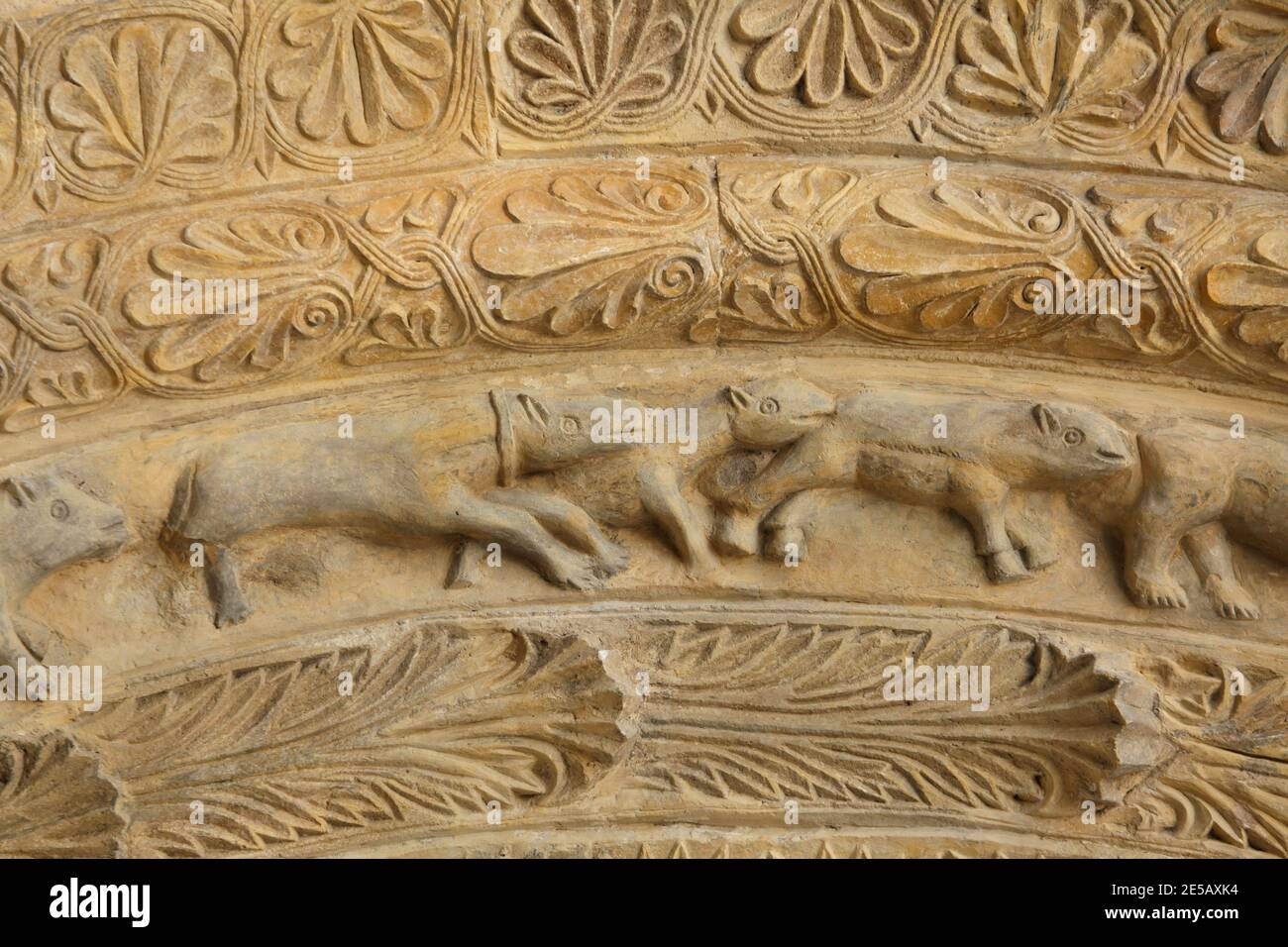 Hunde und Wölfe, die auf dem romanischen Portal aus dem letzten Viertel des 12. Jahrhunderts an der Südfassade der Kirche des Heiligen Prokopius (Kostel svatého Prokopa) in Záboří nad Labem in Mittelböhmen, Tschechische Republik, abgebildet sind. Stockfoto