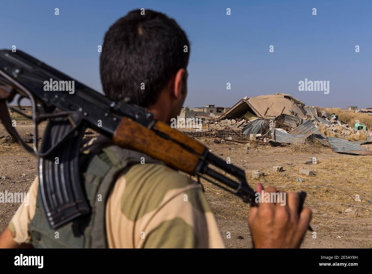 Spuren von Kämpfen nach Luftangriffen der US-Luftwaffe in den Dörfern rund um das Singar-Gebirge im Nordirak, wo Truppen des Islamischen Staates von kurdischen und jesuitischen Kämpfern aus der Region vertrieben wurden. Stockfoto