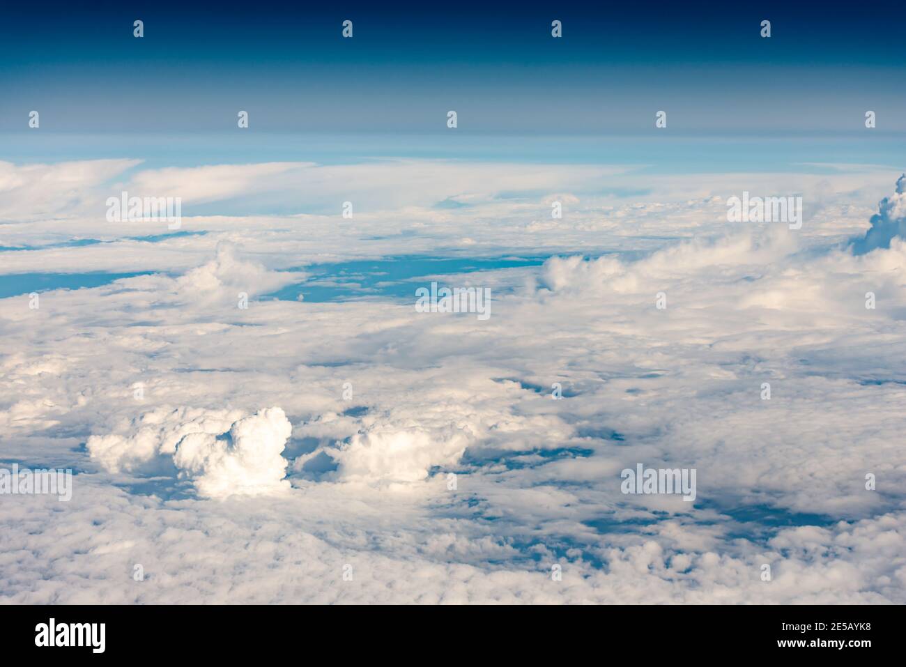 Wolken aus dem Flugzeugfenster. Die Welt der Luftillusionen in einer Höhe von 10 km Stockfoto