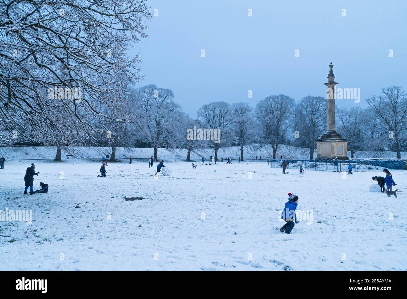 Familien genießen Zeit im Schnee im Castle Green Hereford UK. Januar 2021 Stockfoto