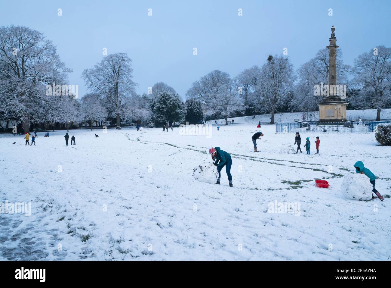 Familien genießen Zeit im Schnee im Castle Green Hereford UK. Januar 2021 Stockfoto