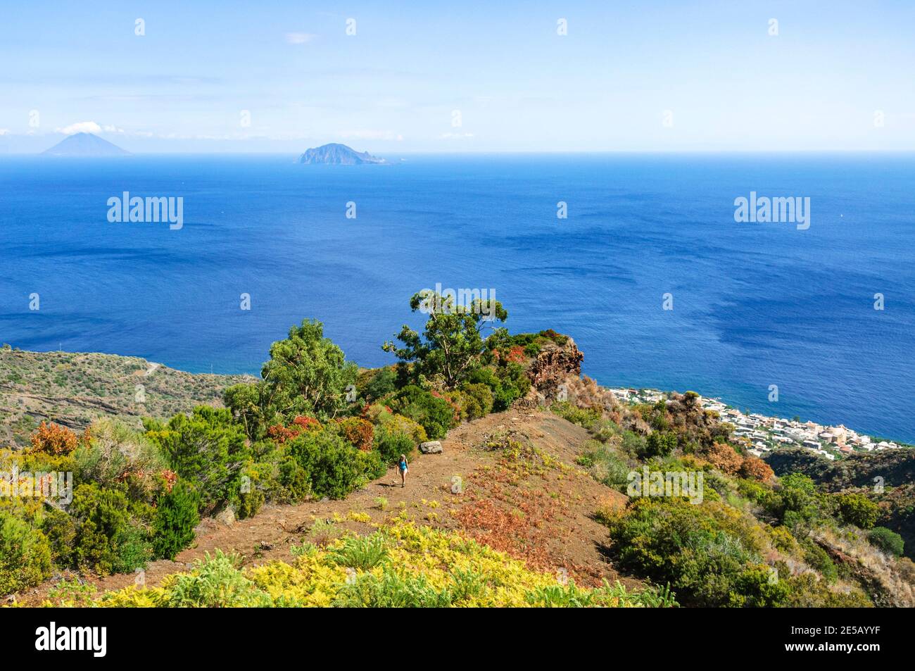 Lipari Inseln - gute Fernsicht auf Stromboli und Panarea Am Monte Fossa auf Salina Stockfoto
