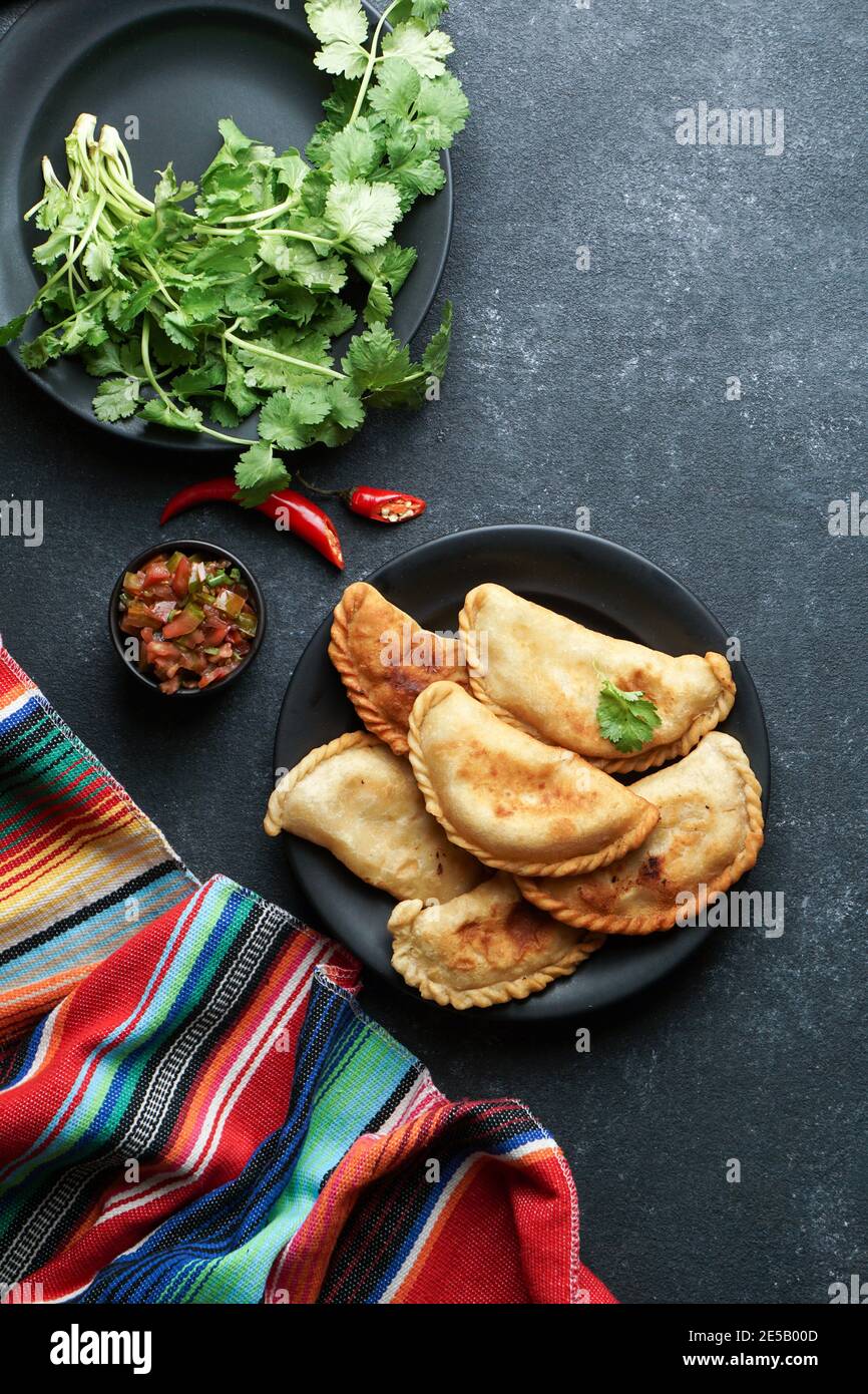 Empanadas Tucumanas colombianas de atún con queso Fritas Stockfoto