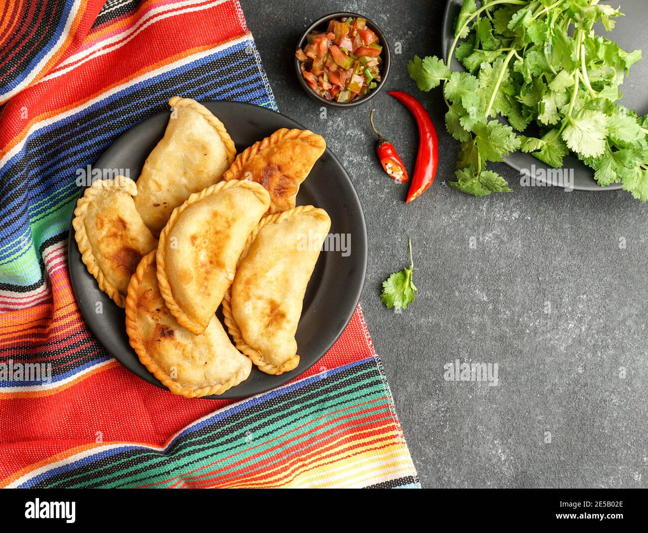 Empanadas Tucumanas colombianas de atún con queso Fritas Stockfoto