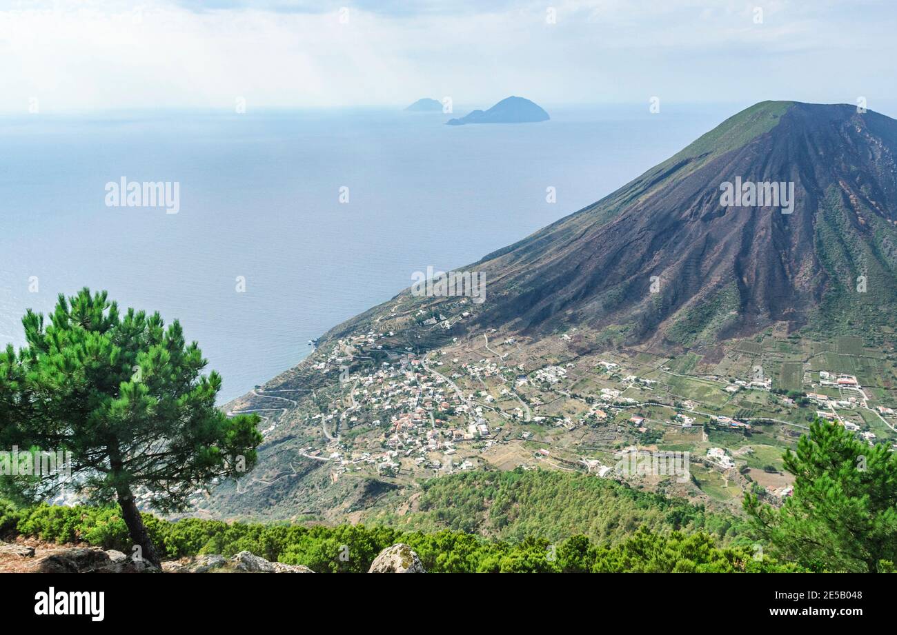 Blick auf den Monte Fossa auf Salina - Filicudi, Alicudi, Monte dei Porri und das Dorf Leni Stockfoto