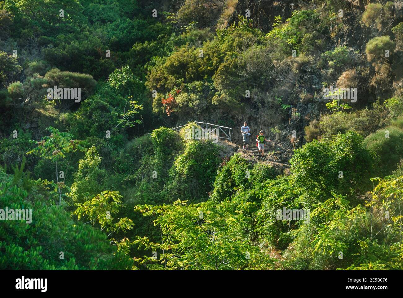 Abenteuerurlaub auf den Äolischen Inseln - Wanderer abfahren Monte Fossa auf Salina Stockfoto