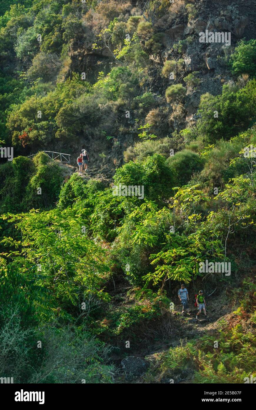 Abenteuerurlaub auf den Äolischen Inseln - Wanderer abfahren Monte Fossa auf Salina Stockfoto