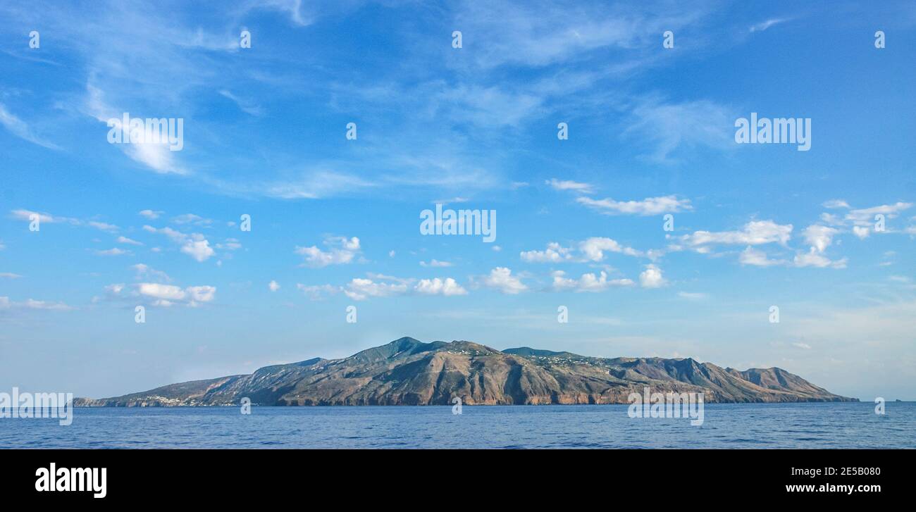 Lipari Islands - Blick vom Meer nach Westen Küste von Lipari Stockfoto