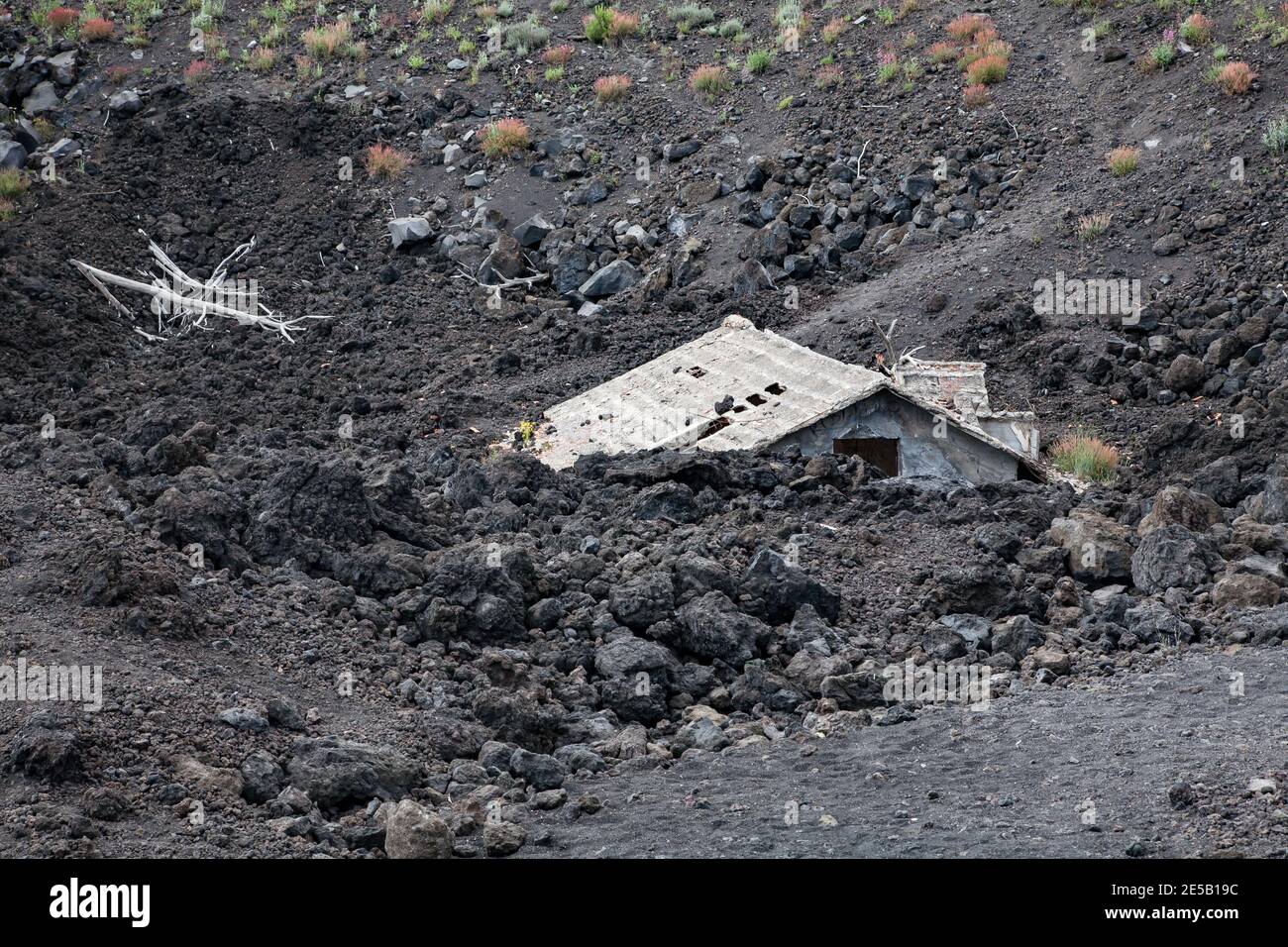 Haus begraben unter Lava an der Südflanke des Vulkans Ätna, Sizilien, Italien Stockfoto