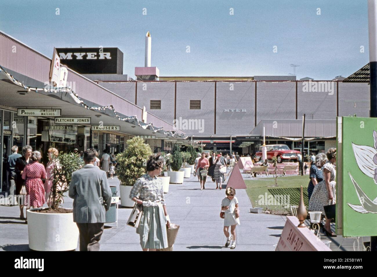 Ein australisches Einkaufszentrum im Jahr 1961. Chadstone Shopping Centre (‘Chaddy’) ist ein großes regionales Einkaufszentrum im südöstlichen Vorort Malvern East, Melbourne, Victoria, Australien. Chadstone Shopping Centre ist das größte Einkaufszentrum in Australien und behauptet, das größte in der südlichen Hemisphäre zu sein. Das Zentrum wurde 1960 eröffnet und war das erste eigenständige regionale Einkaufszentrum in Melbourne. Es umfasst Ankerläden wie die Kaufhäuser Myer und David Jones. Stockfoto