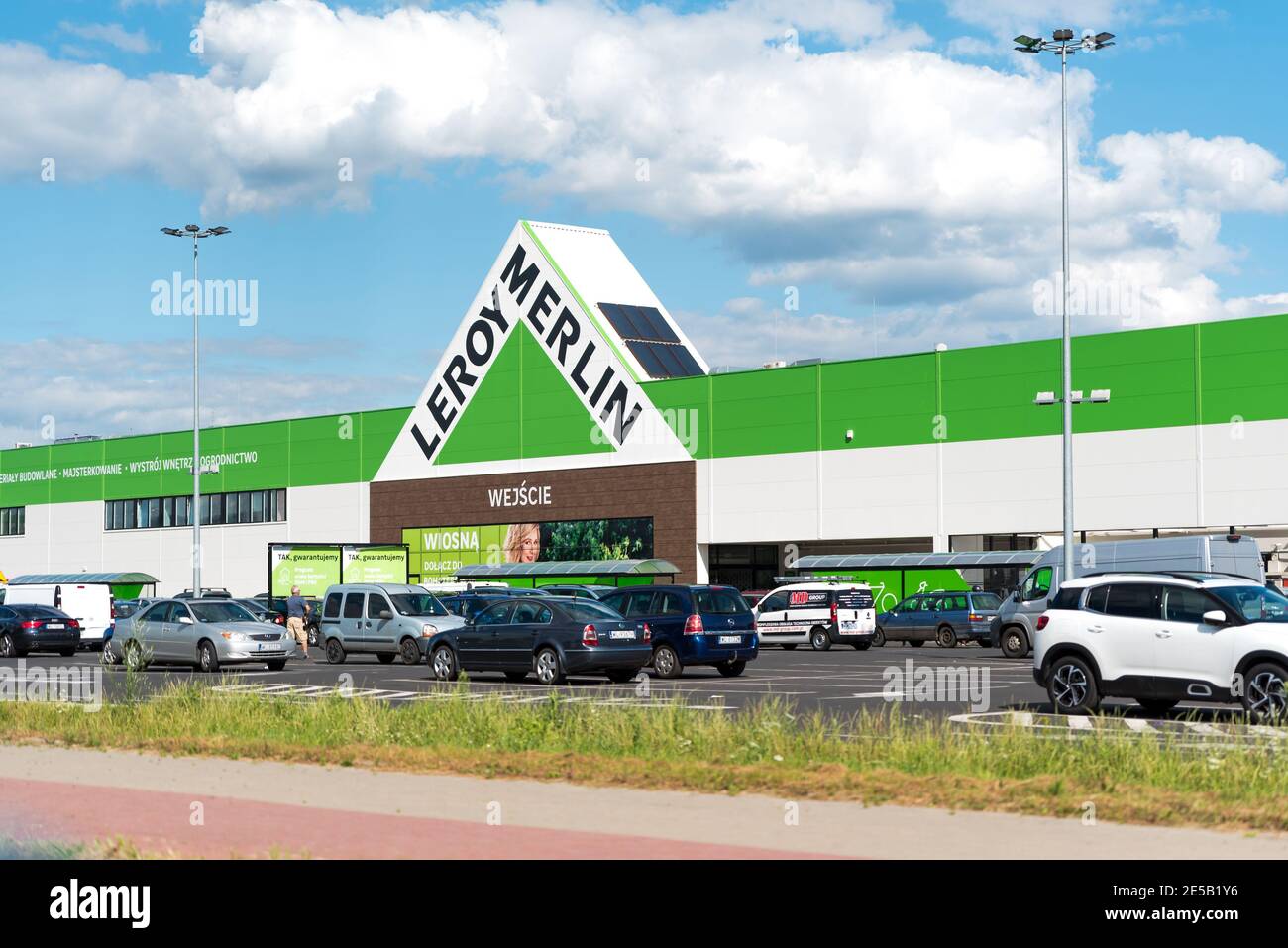 Jabłonna, Polen - 21. Juli 2020: LeroyMerlin, Parkplatz vor einem Baumarkt. Baukäufe. Bau- und Sanierungsmaterialien. Stockfoto
