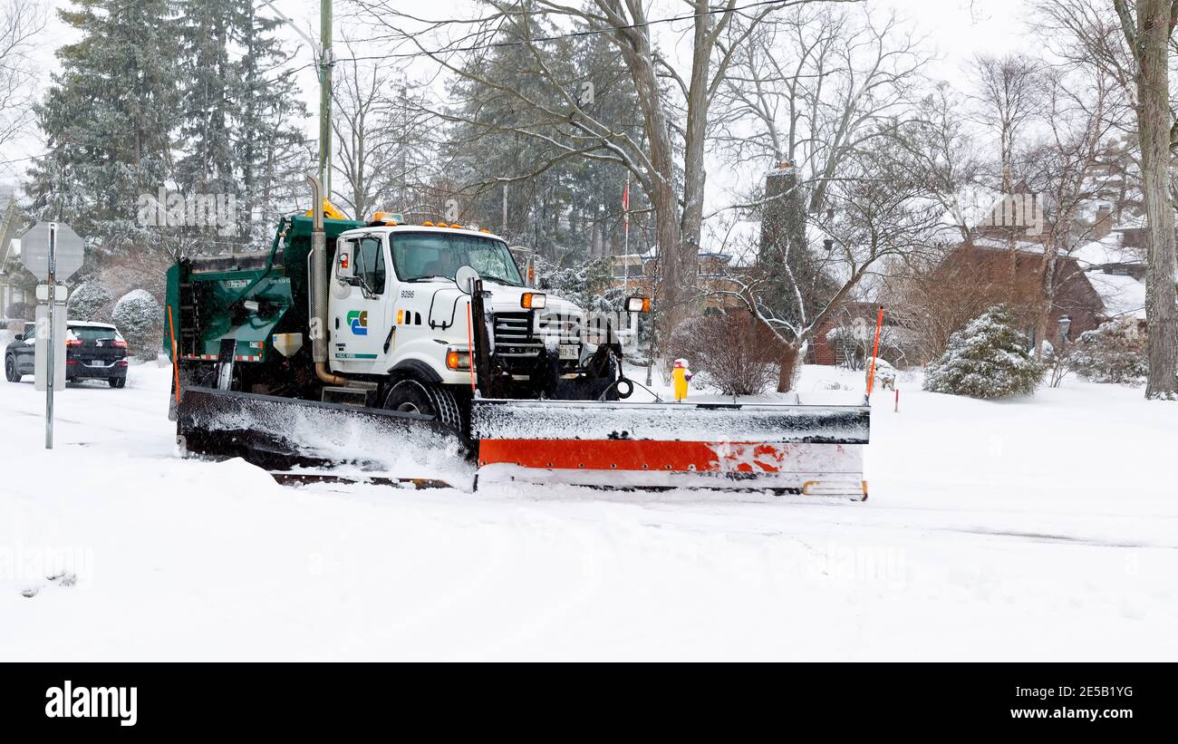 Schneepflug LKW in Bewegung Clearing einer kommunalen Straße, Straße, nach starkem Schneefall, Cambridge, Ontario, Kanada Stockfoto