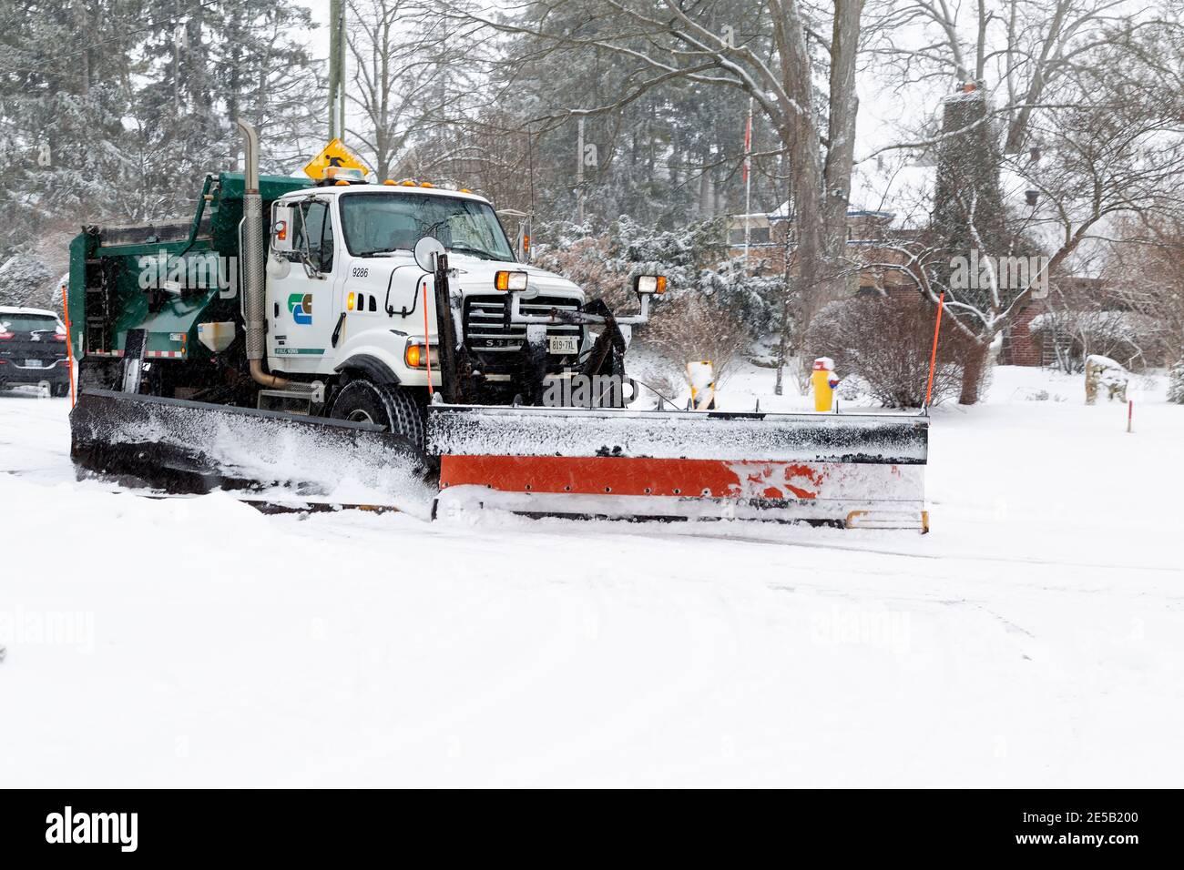 Schneepflug LKW in Bewegung Clearing einer kommunalen Straße, Straße, nach starkem Schneefall, Cambridge, Ontario, Kanada Stockfoto