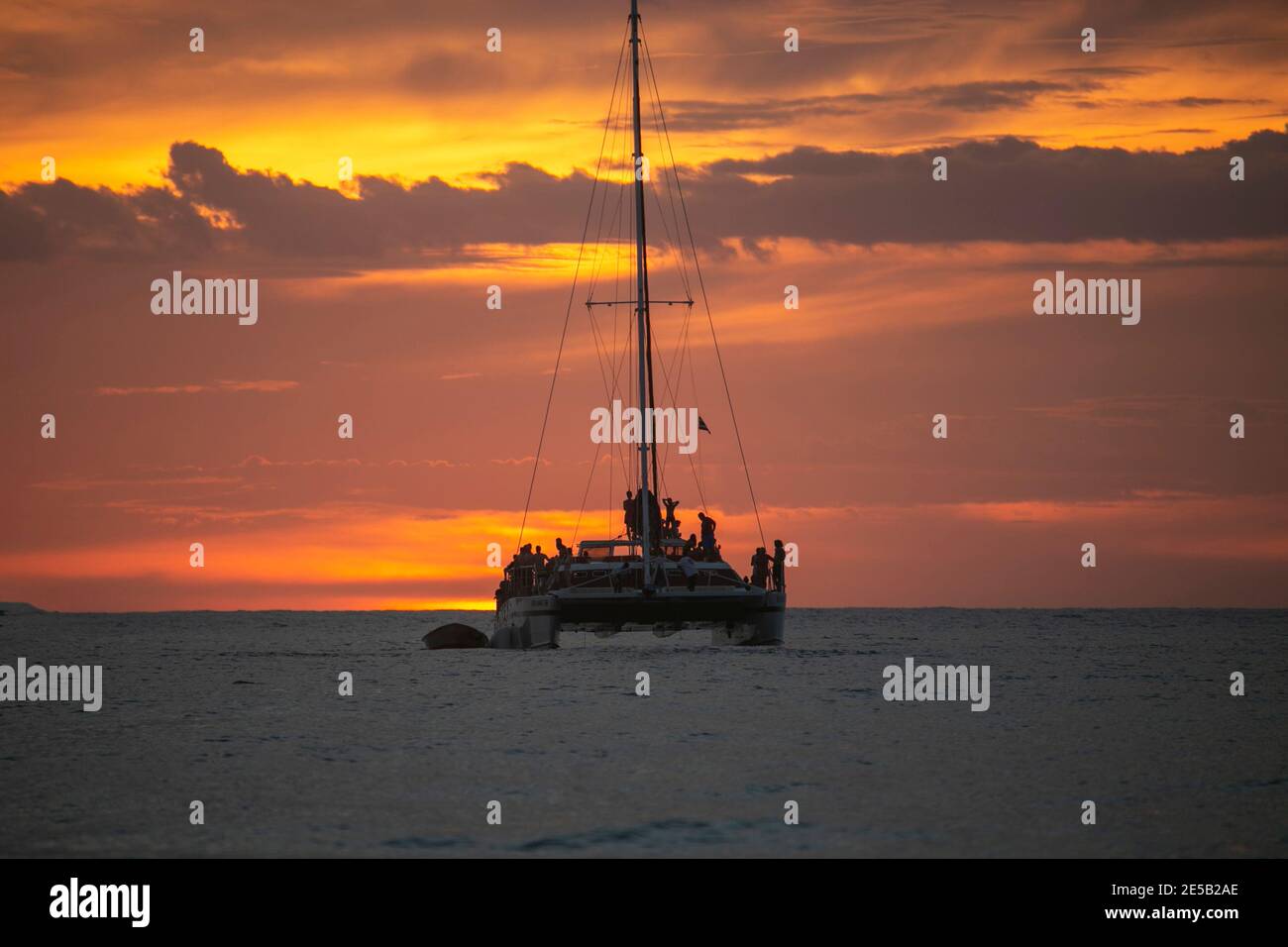 KATAMARAN Silhouette in Tamarindo Strand von Costa Rica, Mittelamerika. Stockfoto