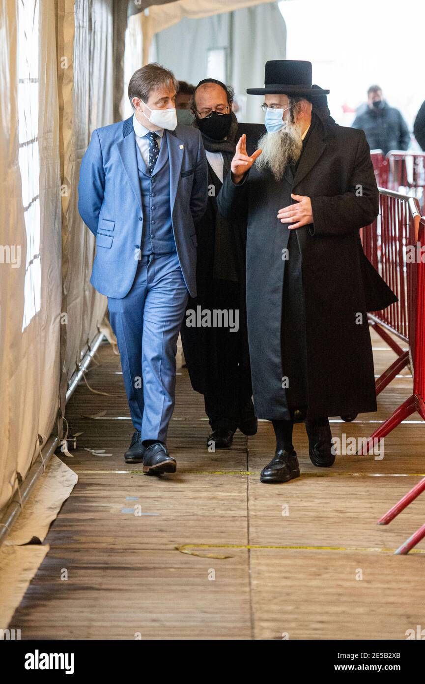 Antwerpener Bürgermeister Bart De Wever und Oberrabbiner von Machzikei Hadass Aaron Schiff (mit Hut) Abbildung bei einem Besuch in der COVID-19-Testanlage auf TH Stockfoto