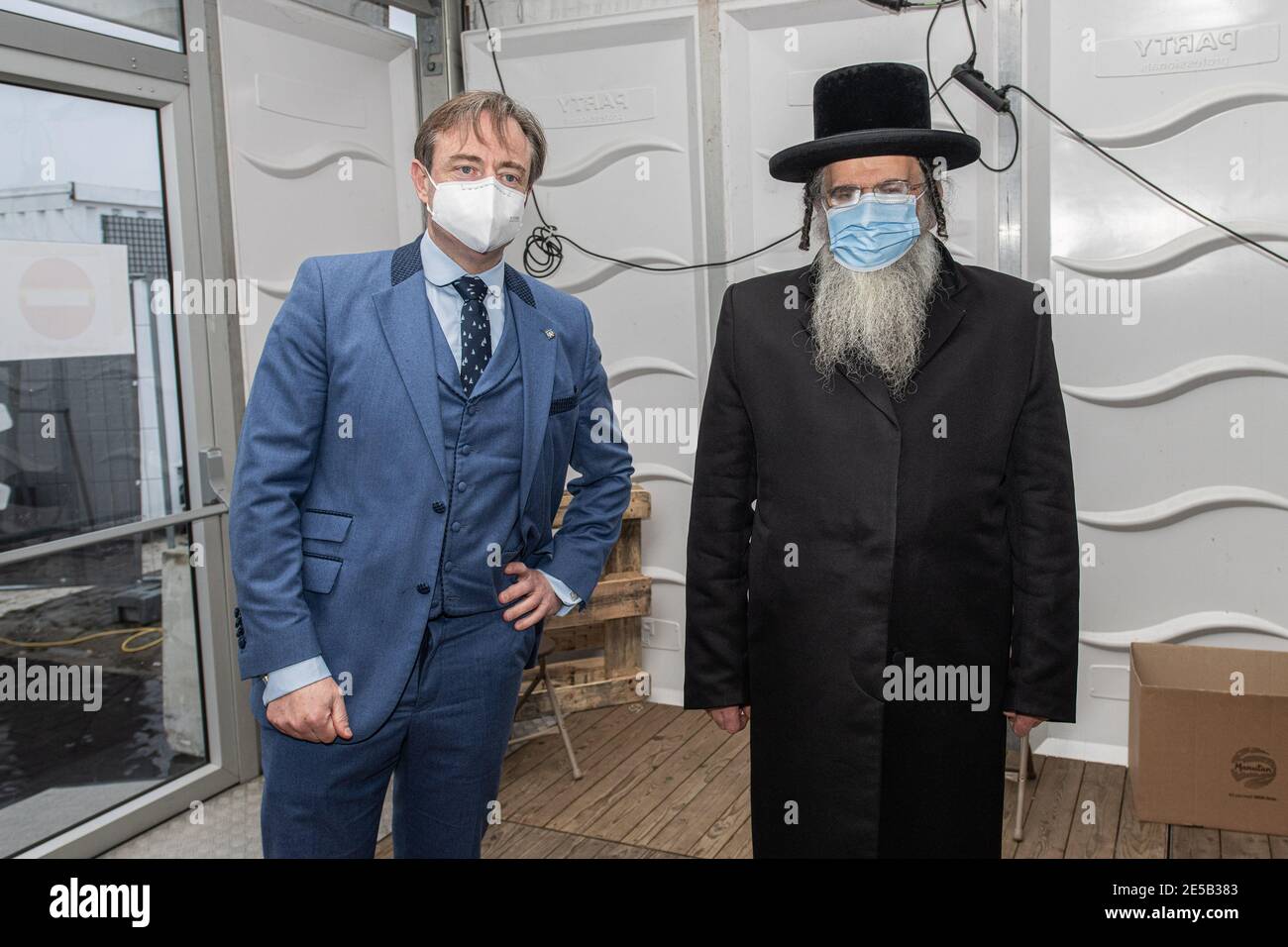 Antwerpener Bürgermeister Bart De Wever und Oberrabbiner von Machzikei Hadass Aaron Schiff (mit Hut) Abbildung bei einem Besuch in der COVID-19-Testanlage auf TH Stockfoto