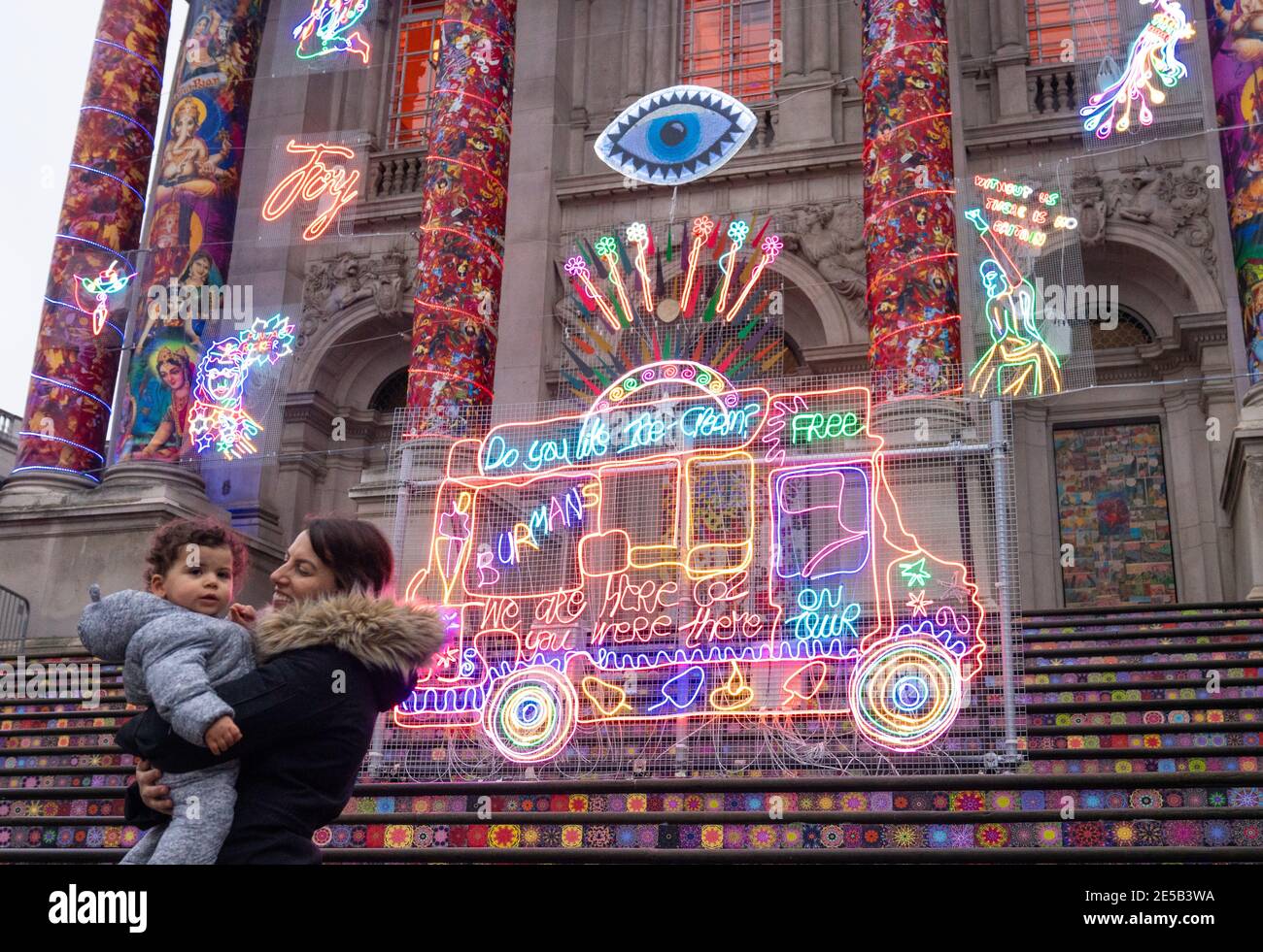 Andrea Tyrimos und ihr Sohn Koa betrachten "Remembering a Brave New World" von Chila Kumari Singh Burman, außerhalb der Tate Britain in London während Englands dritter nationaler Sperre, um die Ausbreitung des Coronavirus einzudämmen. Bilddatum: Mittwoch, 27. Januar 2021. Stockfoto