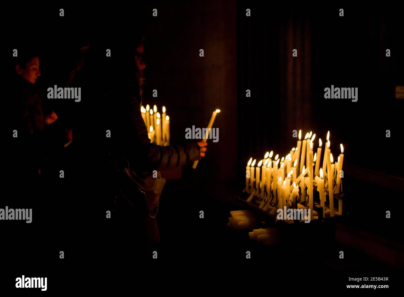 Kerzen in der Kirche Stockfoto