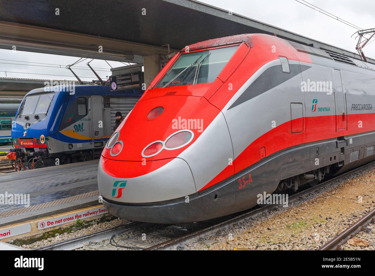 Vence, Italien - 3. Februar 2018: Hochgeschwindigkeitslokomotive Frecciarossa am Bahnhof in Vence, Italien. Stockfoto