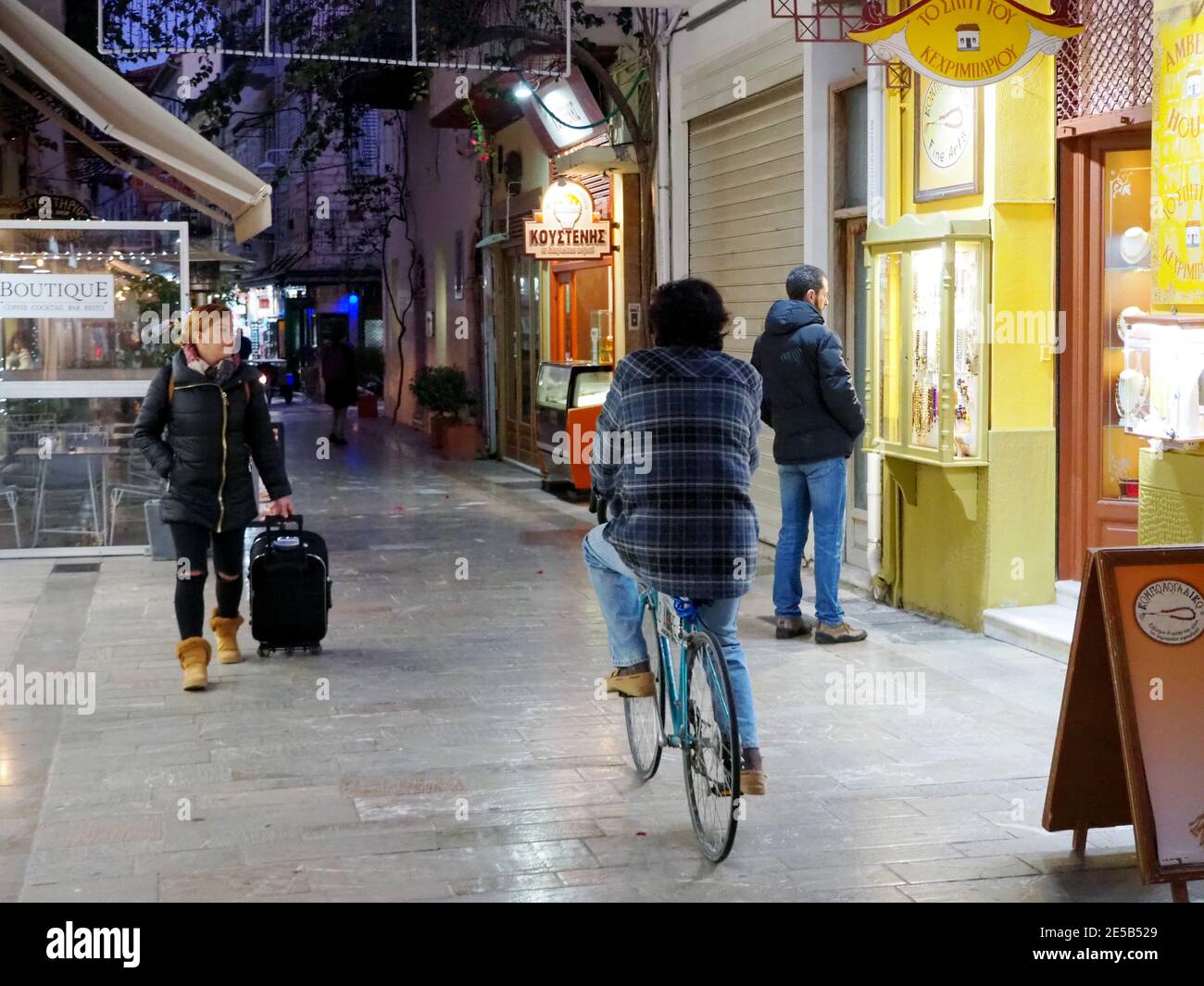 Nachtszene mit Fußgängern und Radfahrern in Nafplio, Peloponnes, Griechenland Stockfoto