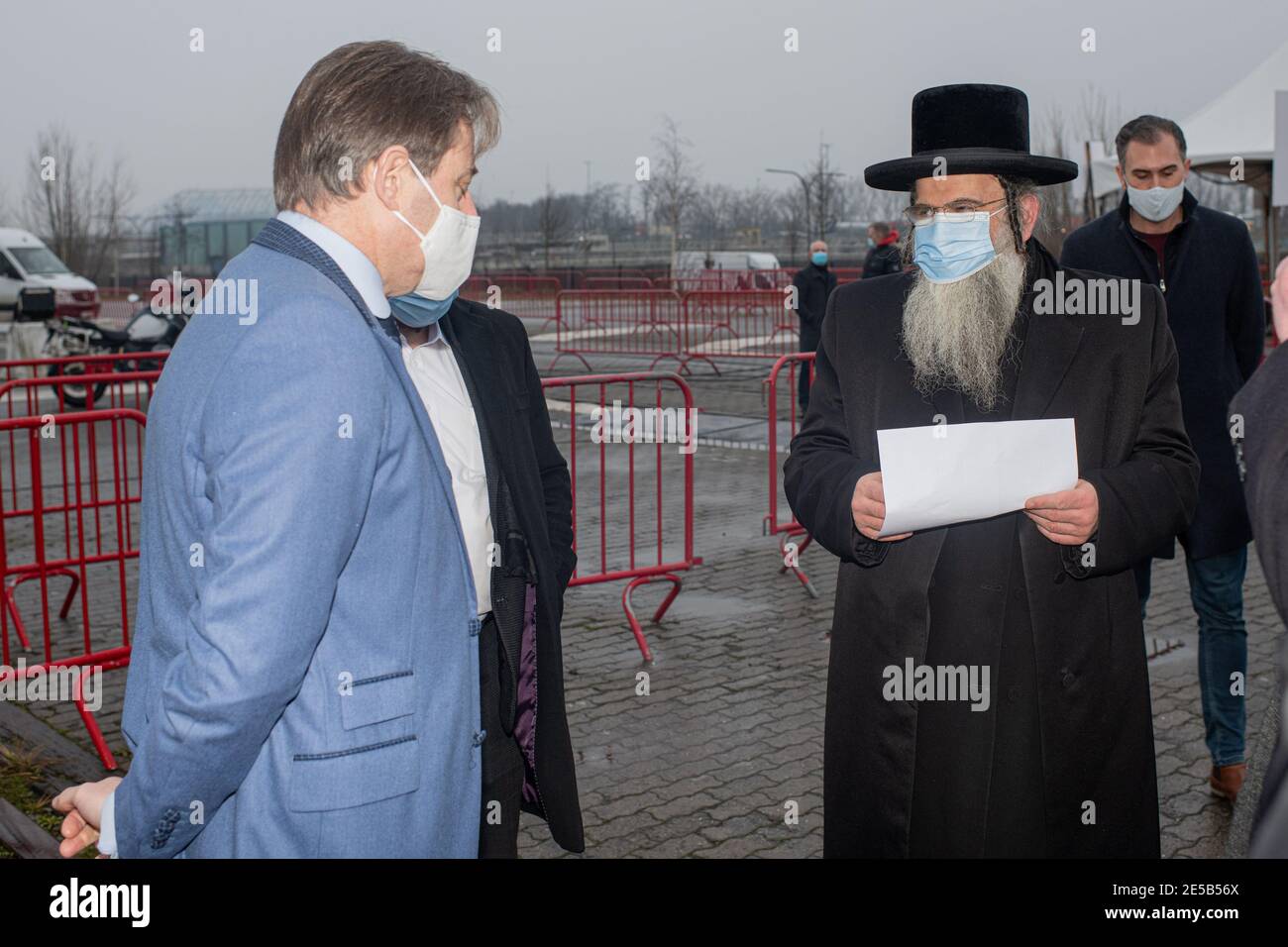 Antwerpener Bürgermeister Bart De Wever und Oberrabbiner von Machzikei Hadass Aaron Schiff (mit Hut) Abbildung bei einem Besuch in der COVID-19-Testanlage auf TH Stockfoto