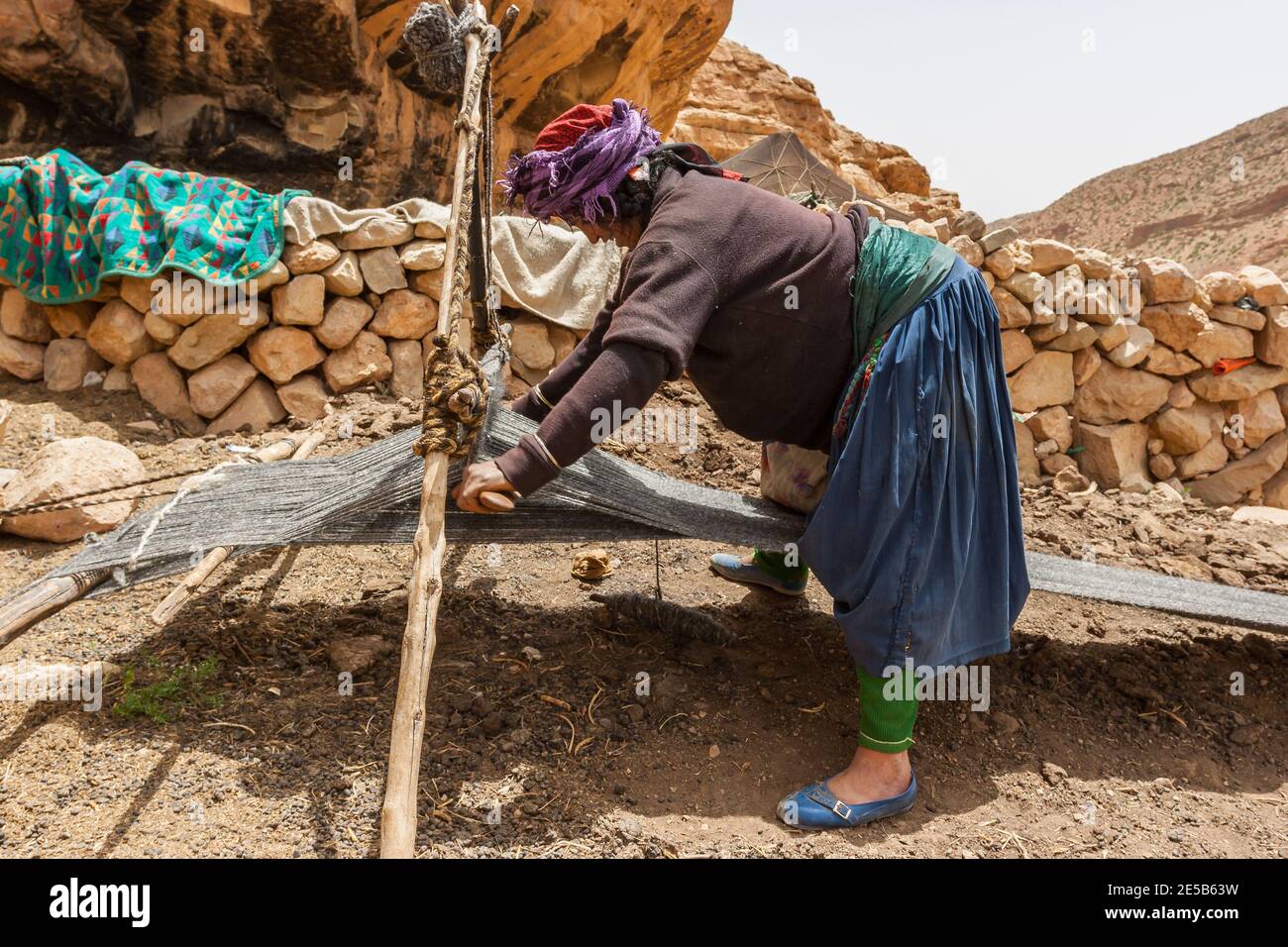 Berber Frau während der Arbeit am Webstuhl Stockfoto