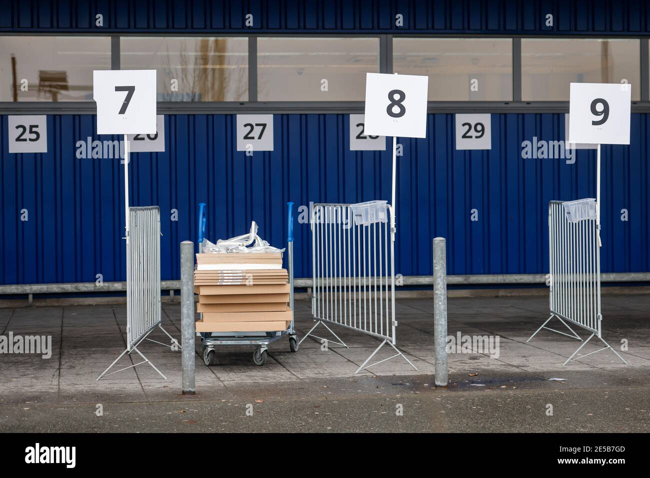 Duisburg, Nordrhein-Westfalen, Deutschland - Click and Collect bei Ikea, kontaktloses Einkaufen, Mitarbeiter legen die bestellte Ware in Sammelboxen, af Stockfoto