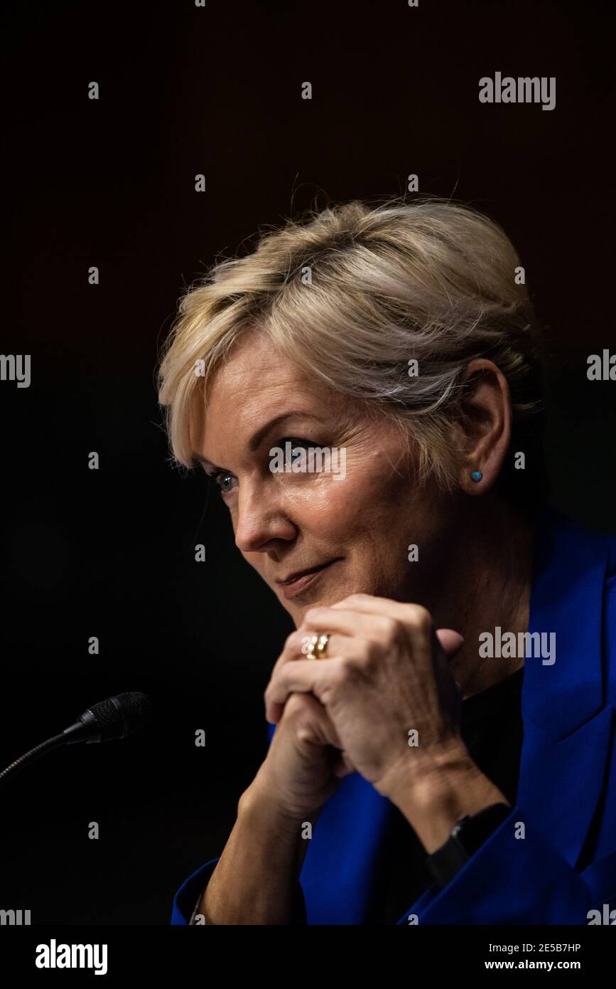 Washington, Usa. Januar 2021. Die ehemalige Gouverneurin von Michigan, Jennifer Granholm, bezeugt vor dem Energie- und Rohstoffausschuss des Senats während einer Anhörung, um ihre Ernennung zum Energieminister am 27. Januar 2021 auf dem Capitol Hill in Washington, DC, zu prüfen. Foto von Graeme Jennings/UPI Kredit: UPI/Alamy Live Nachrichten Stockfoto