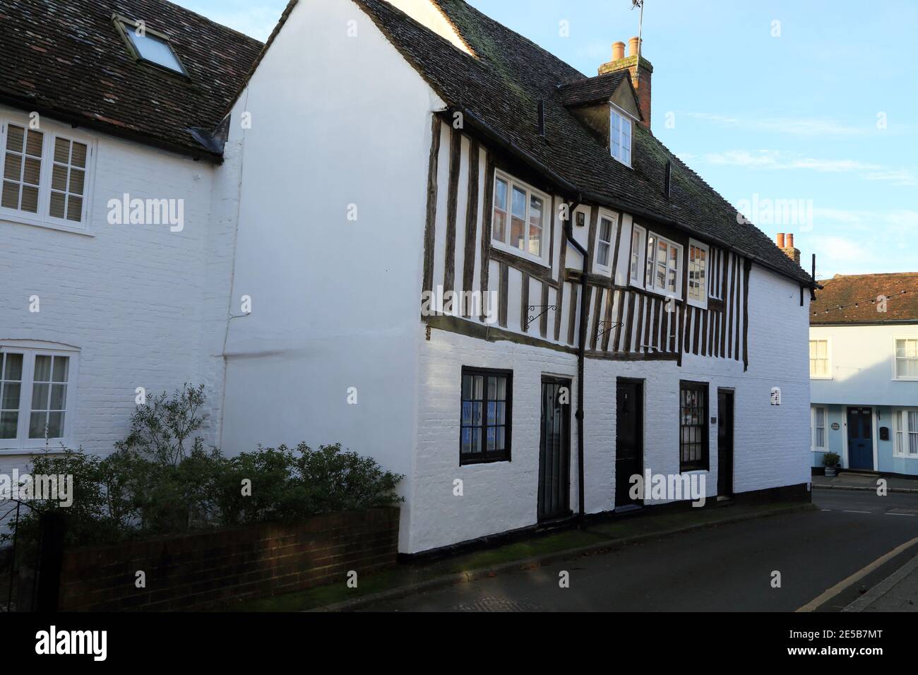 Weiß bemaltes Haus mit Fachwerk im oberen Stock von 1 und 2 Market Place, Charing, Kent, England, Vereinigtes Königreich Stockfoto
