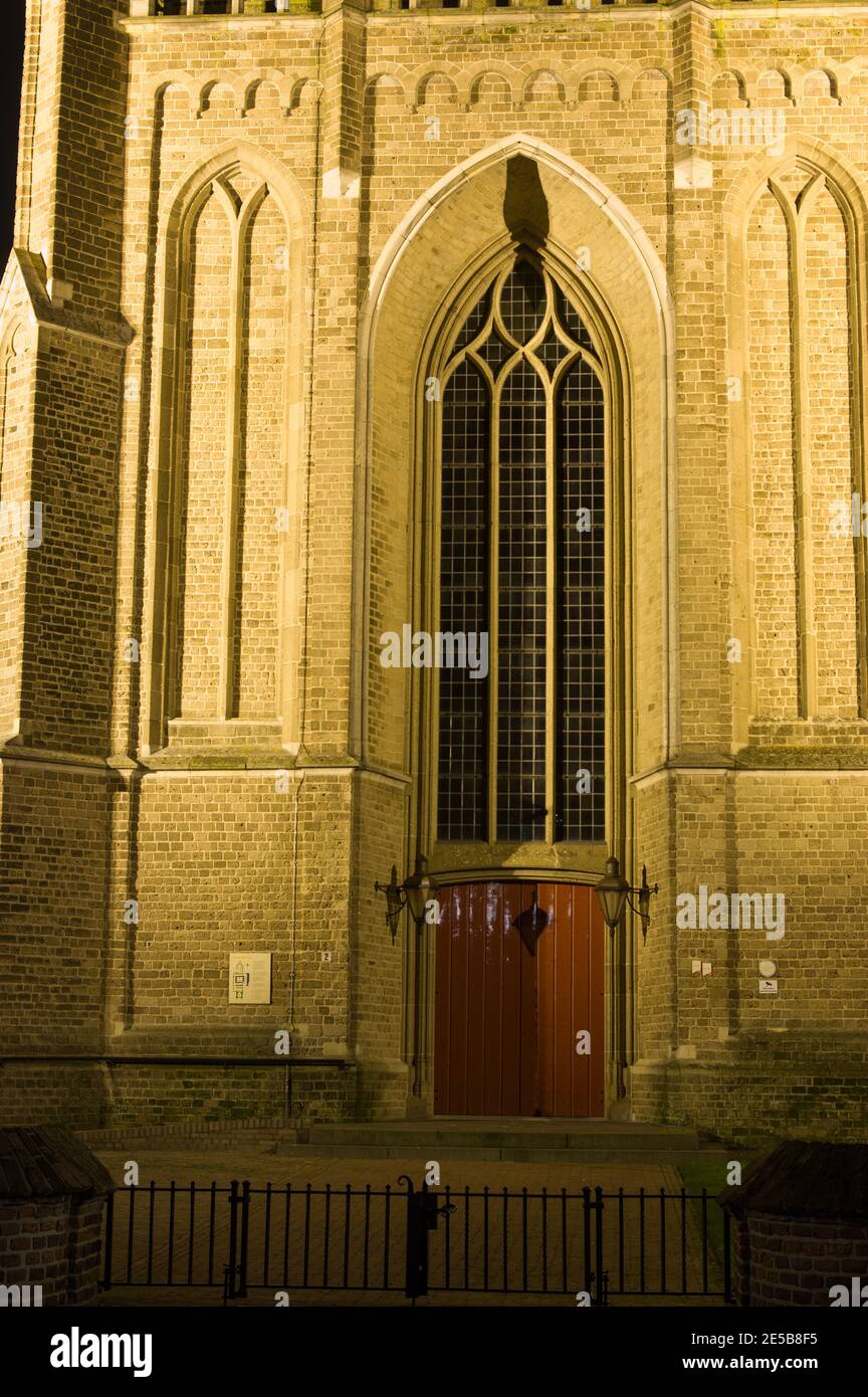 Eingang der Sint-Maartenskerk Kirche bei Nacht in Elst, Niederlande Stockfoto