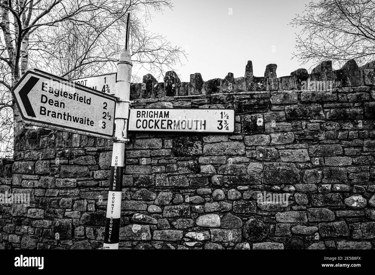 Straßenschild und sehr alte Mauer. Stockfoto