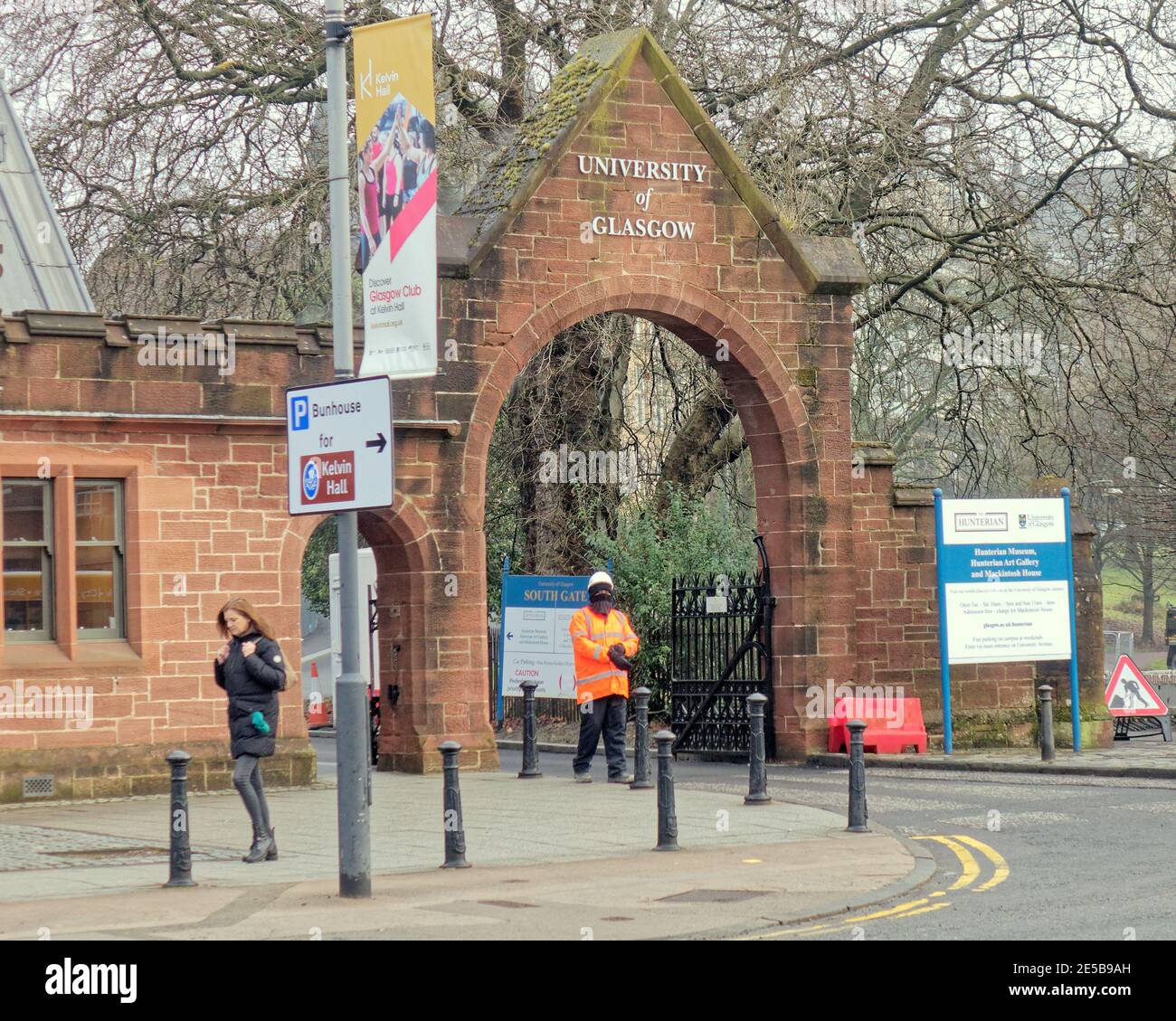 Glasgow, Schottland, Großbritannien. 27. Januar 2021AbschließungMittwoch das glasgow Ubiversity Bauprojekt das Thema der Coronavirus-Kontroversey im Baugewerbe, Kehrte ins Elend zurück, als der Regen zurückkam und die verlassenen Straßen in den Einkaufszentren der Stadt.mit wenig zu tun, aber Schlange für Café Essen zum Mitnehmen und Kaffee als düstere Stimmung in der Stadt. Credit Gerard Ferry/Alamy Live News Stockfoto